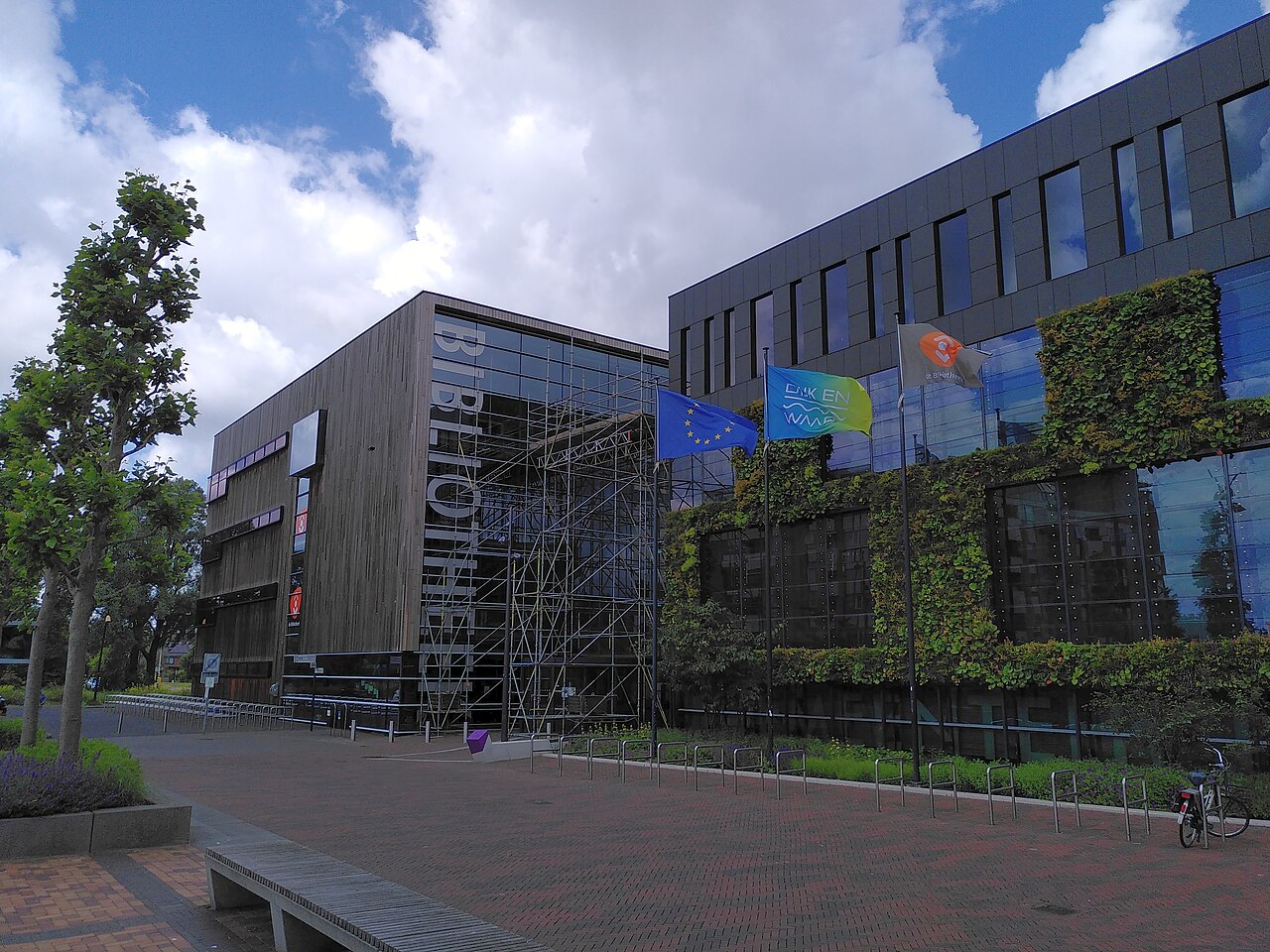 Archieffoto van gemeentehuis en bibliotheek bij het Stadsplein in Heerhugowaard